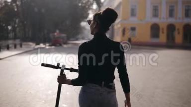 在<strong>城市街道</strong>上<strong>行走</strong>的混战女子的罕见镜头。 穿着黑色外套戴墨镜的女孩